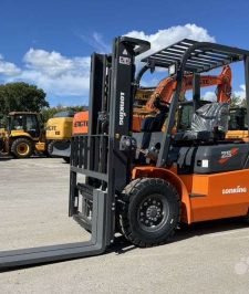 صورة اعلان : متاح الان | فوركلفت للإيجار في الدمام  | تاج المملكة 0564548663