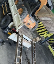 صورة اعلان : بوبكات CASE حجم كبير يركب عليه مكنسه وترانشر