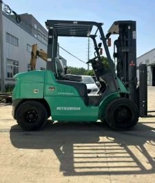 صورة اعلان : سيزرلفت، مان لفت، فوركلفت وكرينات وببكات وجي سي بي وبوم تراك للايجار