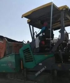 صورة اعلان : زفلته فرادة أسفلت حار مبشور بردورات توريد بلاط بيع اسفلت حار