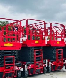 صورة اعلان : #🏭 سيزر لفت للإيجار في الدمام الصناعية | رافعة مقصية ديزل ارتفاع 12م و 14م للأعمال الشاقة