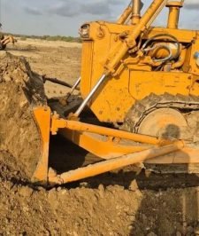 صورة اعلان : بلدوزر للايجار أعمال تعقيم مزارع تسويه قص ردم مقاولات تأجير