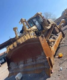 صورة اعلان : بلدوزر كوماتسو وقريدر ورصاصة