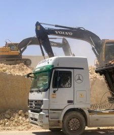 صورة اعلان : بوكلين للايجار . حفر وترحيل . هدم مباني