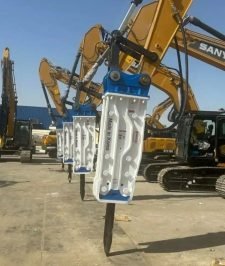 صورة اعلان : بوكلينات للايجارفي مشروع نيوم . والبحر الاحمر