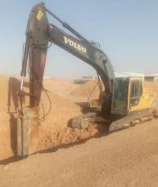 صورة اعلان : بوكلين حفار للايجار بكت 40 بكت متر دقاق