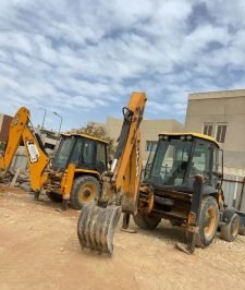 صورة اعلان : حفار جي سي بي للعمل اليومي والشهري