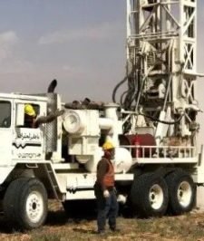 صورة اعلان : حفار ابار ارتوازية في التربة والصخور