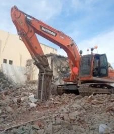 صورة اعلان : بوكلين دقاق حفار للايجار بالساعة وقطوعة