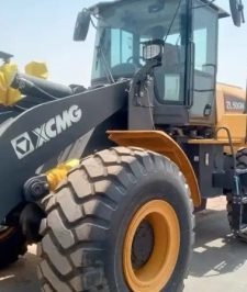 صورة اعلان : جي 2025 .حفارات .قلابات للايجار يومي شهري