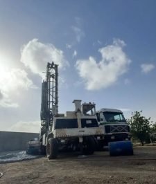 صورة اعلان : حفار ابار ارتواز مع صطحه مرسيدس و وانيت