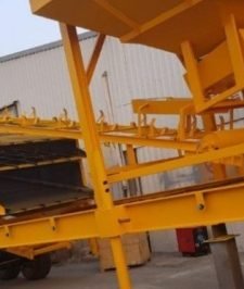 صورة اعلان : غربال كسارة متحرك مع المحقان