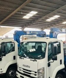 صورة اعلان : شاحنه ايسوزو مزوده بكرين تدانو