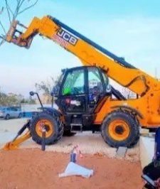 صورة اعلان : رافعة تلسكوبية للايجار