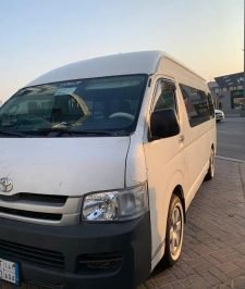 صورة اعلان : يوجد باصات لنقل المدرس والعمال والموظفين من دخل الخبر