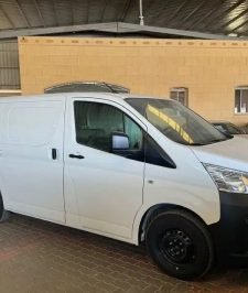 صورة اعلان : تويوتا باص هايس سقف منخفض بضاعه قير عادي 2025