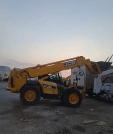 صورة اعلان : يوجد لدينا رافعات شوكيه وجي سي بي وكرينات وببكات ومان لفت