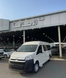 صورة اعلان : تويوتا باص 2025