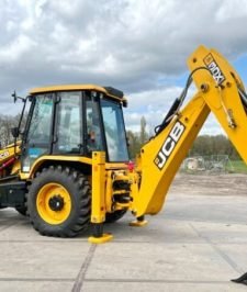 صورة اعلان : backhoe loader