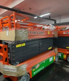 صورة اعلان : Scissor lift 14meter rental  Dammam