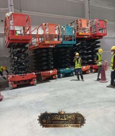 صورة اعلان : تأجير سيزر لفت جدة | منصات المناولة الهيدروليكية | جاهزية العمليات | 0564548663 🏗️