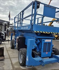 صورة اعلان : سيزرلفت مرخّص ومؤمّن في الدمّام — أمان ومسؤولية قانونية