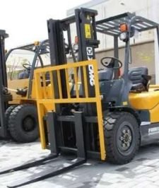 صورة اعلان : فوركلفت للإيجار في الدمام  | يومي – اسبوعي – شهري