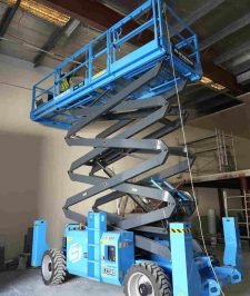 صورة اعلان : Scissor lift rental Jeddah Mecca | 8pm 10pm 12pm 14pm 16pm. Diesel electric