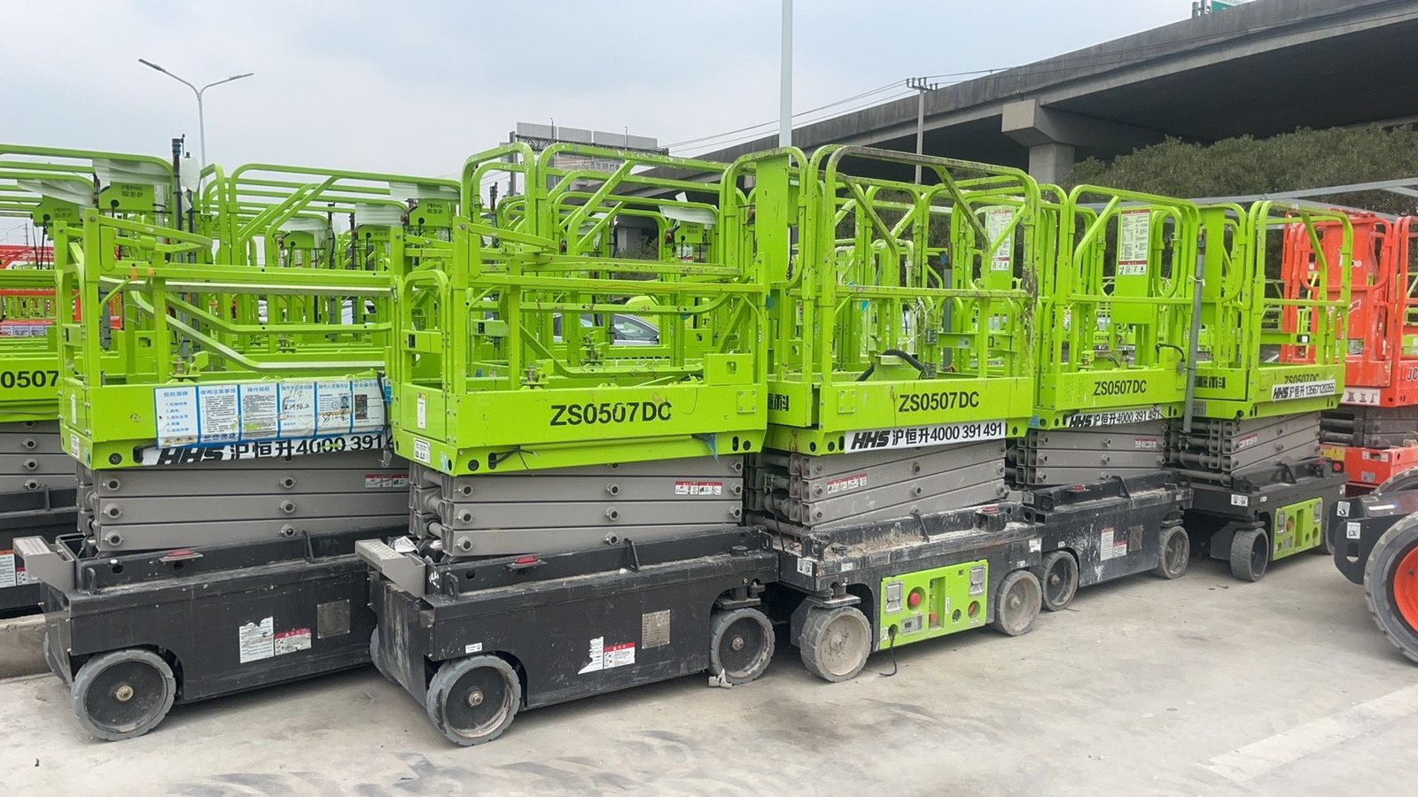 Low-Cost-ZS0607HD-8M-Electric-Aerial-Working-Platform-Hydraulic-Scissor-Lift-Steel-Construction-Engine-Pump-Construction-Lifter-1