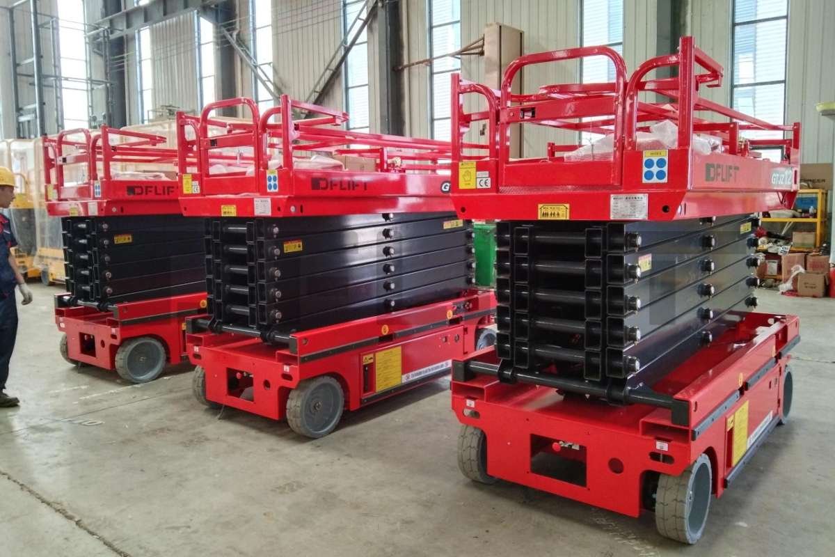 Self-propelled-scissor-lift-scaled-1