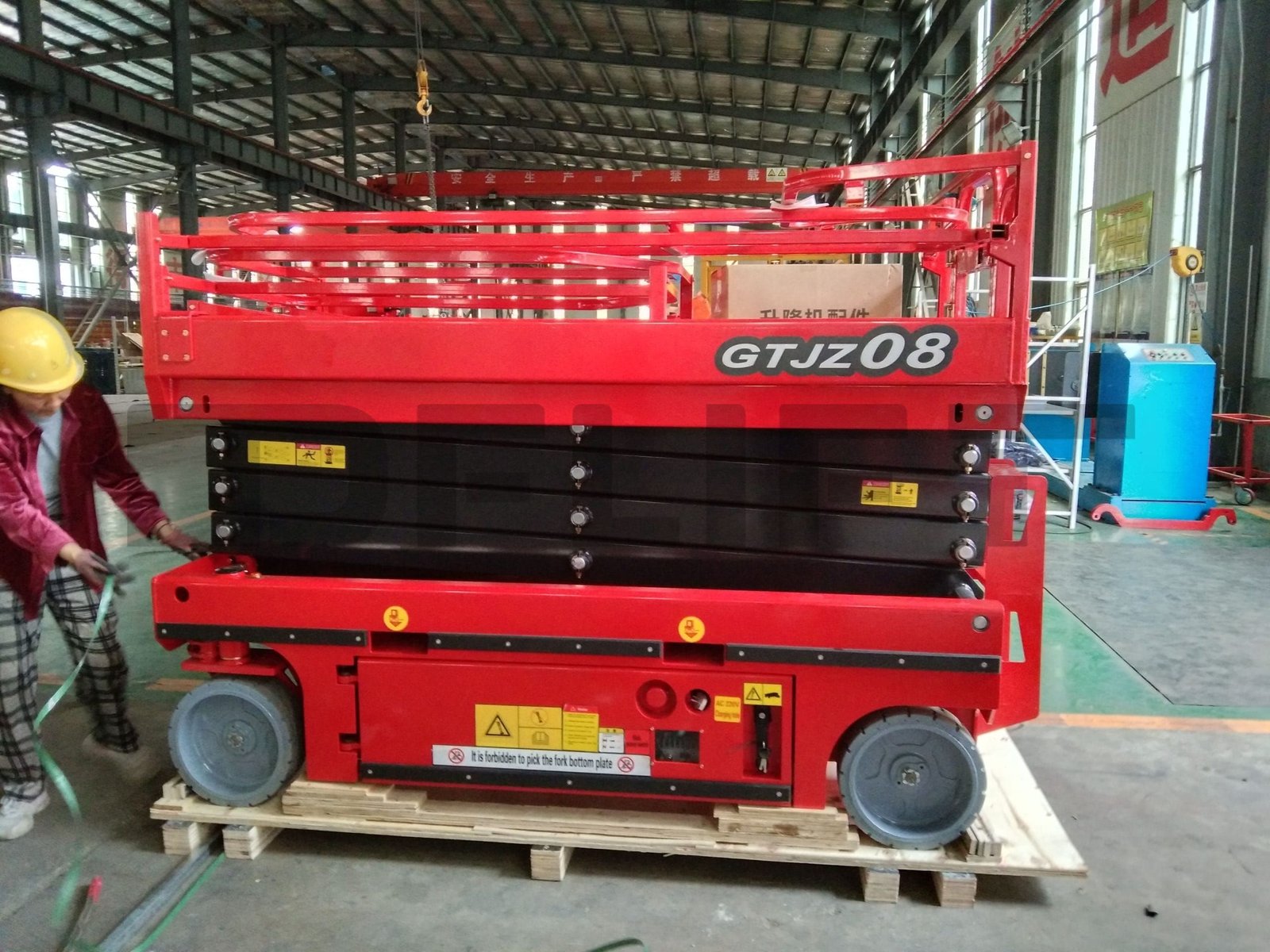 Packing-of-self-propelled-scissor-lift-1-scaled-1